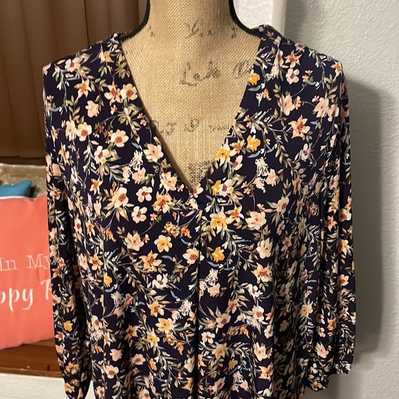 Vince Camuto V-neck 3/4 sleeve blouse with cuffed sleeves, SIZE 2X - Picture 2 of 8